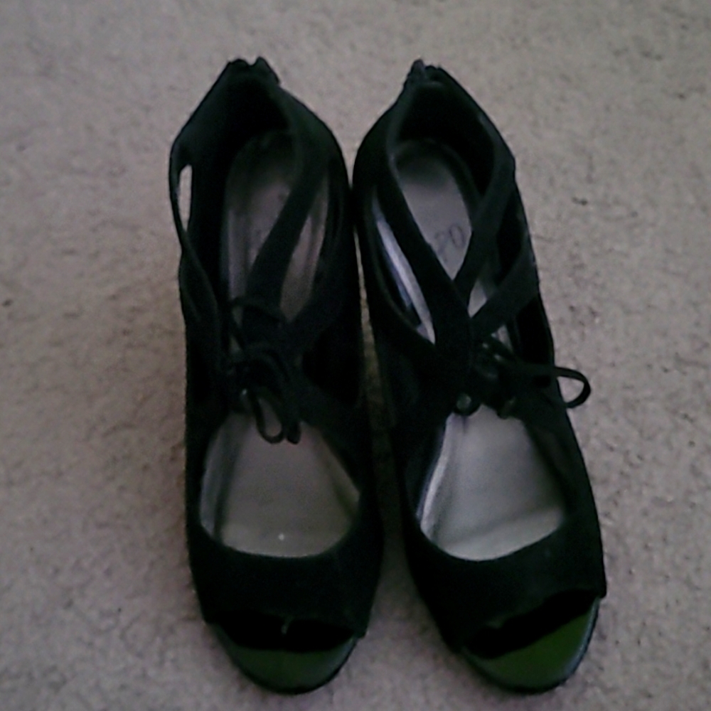 Black laced pumps